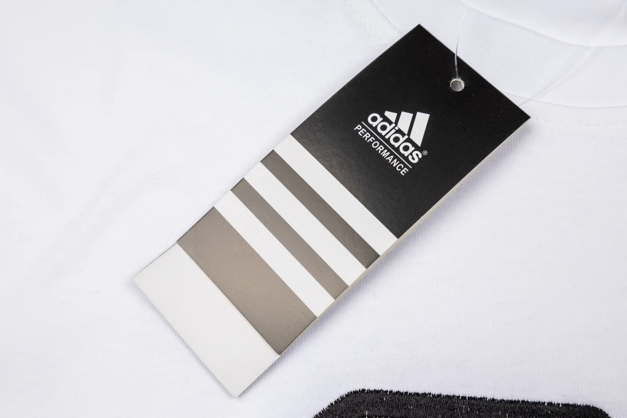 adidas Clover 03 Archive Tee short-sleeved men's and women's couple's T-shirt, a replica of the 2003 Classic design, black and white main color + "03" number on the chest, full of retro feeling! The three stripes on the shoulders are very recognizable. Made of 230g pure cotton, soft and breathable, super comfortable to wear in summer. Slightly loose fit, same style for men and women. It can be worn casually with jeans or sweatpants. It can be easily used for daily commuting and leisure. It is a must-have Versatile item in the wardrobe. Style number: A 251# Color: Black White Size: S M L XL XXL